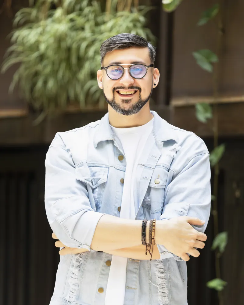 Fabián Chacón, de brazos cruzados, con chaqueta de jean y gafas